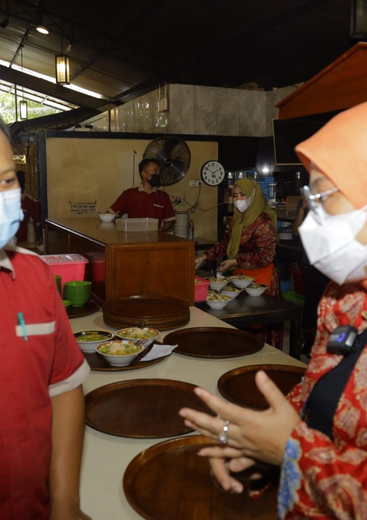 Menaker  Temui Pekerja Penerima BSU Tahun 2021 di Jawa Timur