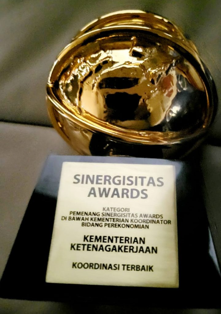 Kemnaker Berhasil Raih Penghargaan Sinergitas Awards 2022 sebagai Koordinasi Terbaik