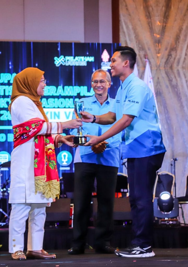 Menaker Ida Fauziyah Tutup  Kompetisi Ketrampilan Instruktur NasiKKIN ke-VIII di kota Padang
