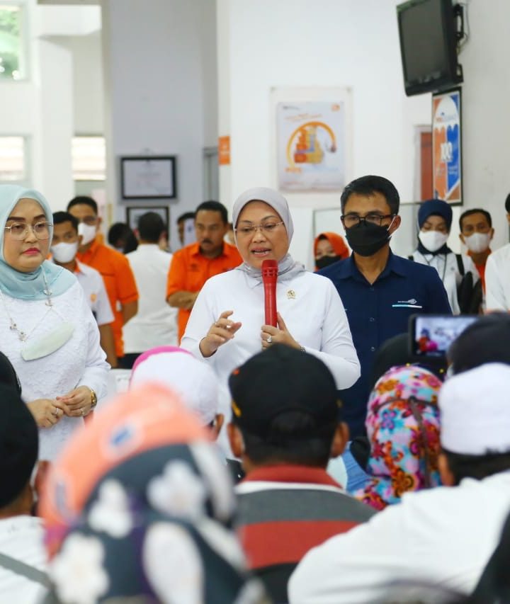 Menaker Tinjau Penyaluran BSU di PT Pos Jakarta Timur
