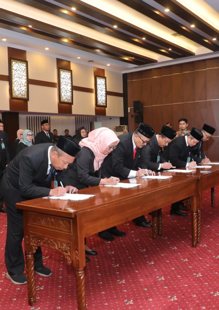 Menaker Lantik   16 Pejabat Tinggi Pratama dan 2 Pejabat Fungsional Ahli