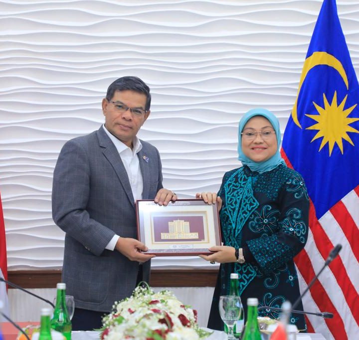 Menaker Terima Kunjungan Mendagri Malaysia, Bahas Pelindungan PMI Sektor Domestik